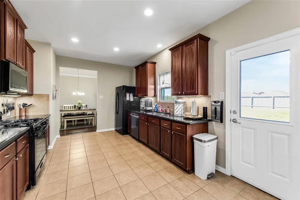 512 Forest Village Circle La Marque, TX 77568