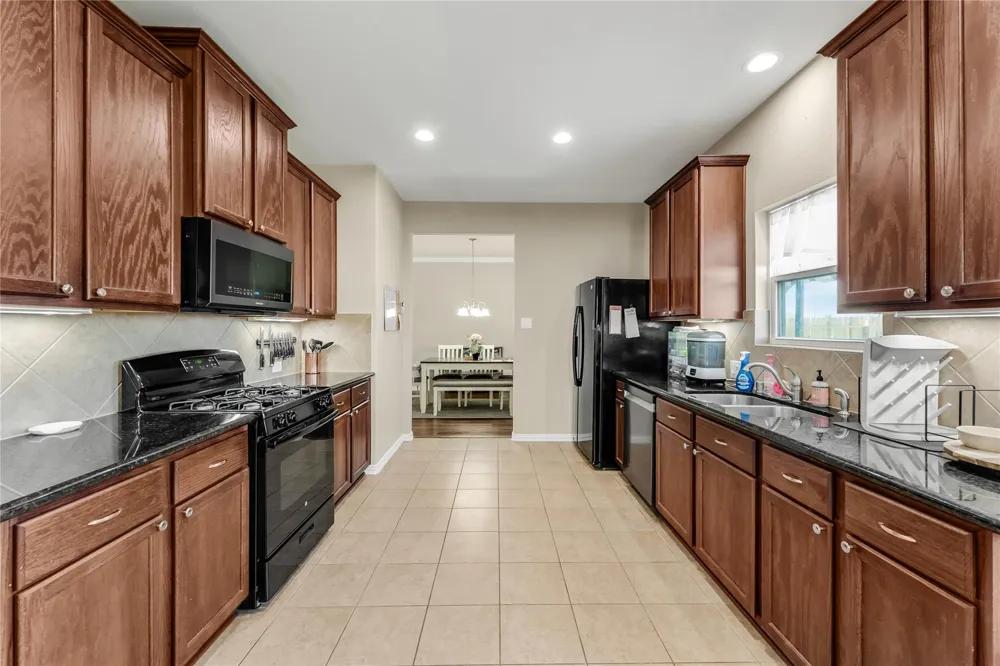 512 Forest Village Circle La Marque, TX 77568