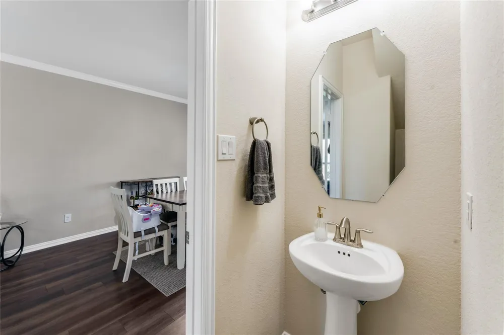 512 Forest Village Circle La Marque, TX 77568