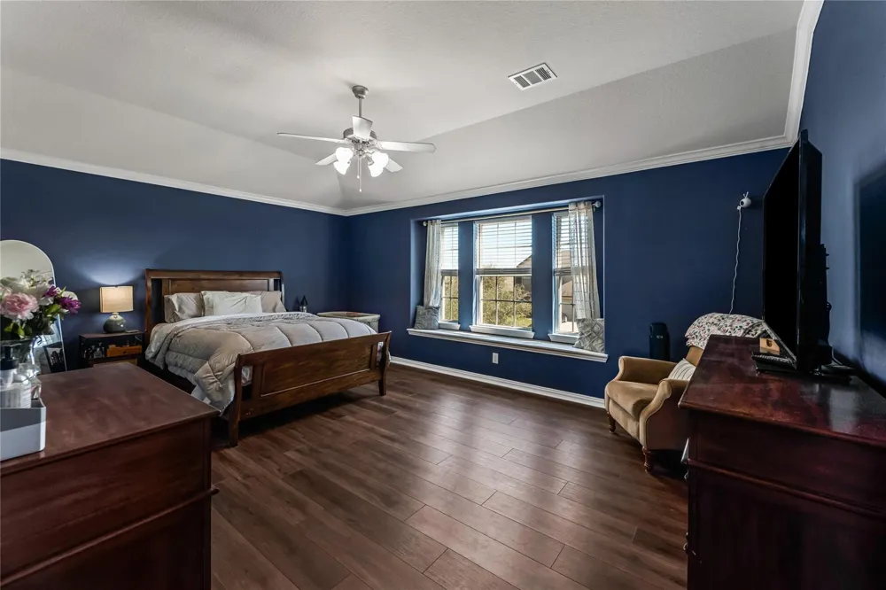 512 Forest Village Circle La Marque, TX 77568