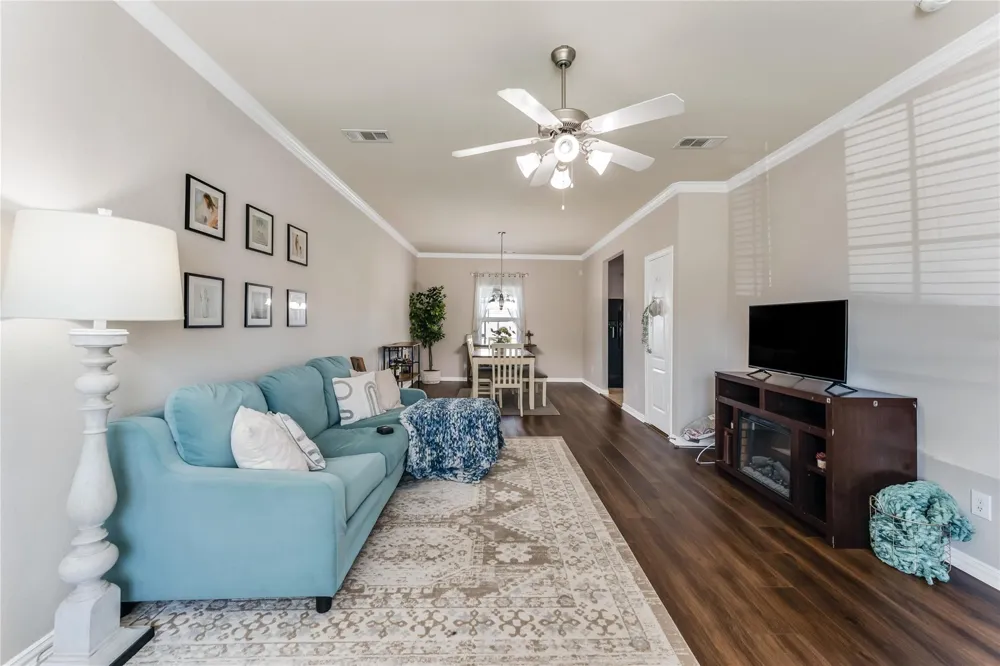 512 Forest Village Circle La Marque, TX 77568