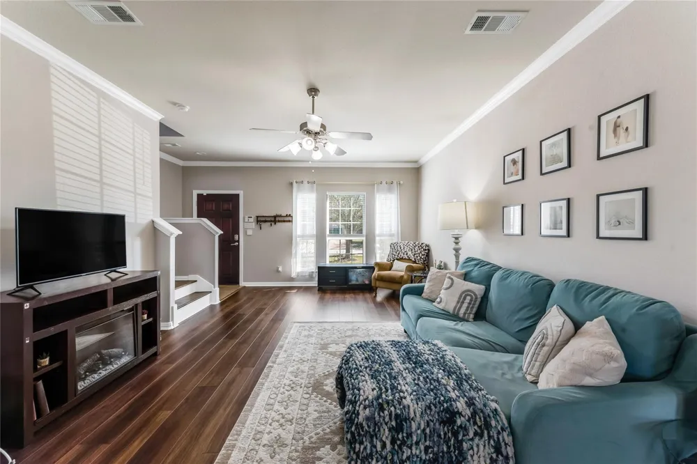 512 Forest Village Circle La Marque, TX 77568