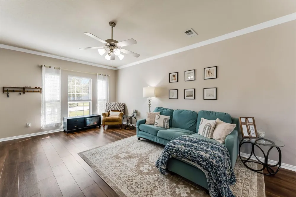 512 Forest Village Circle La Marque, TX 77568