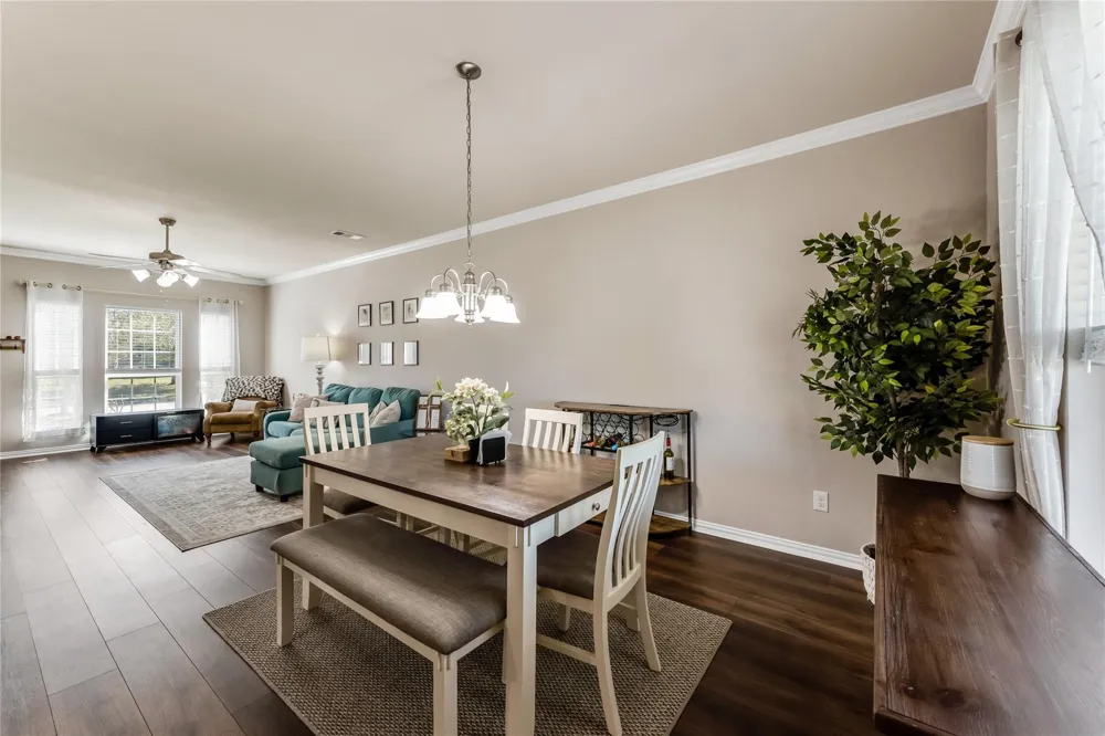 512 Forest Village Circle La Marque, TX 77568