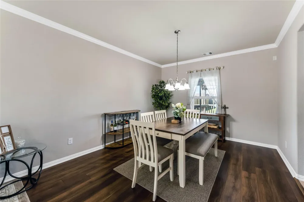 512 Forest Village Circle La Marque, TX 77568