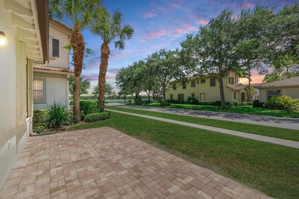 542 TOMAHAWK COURT Palm Beach Gardens, FL 33410
