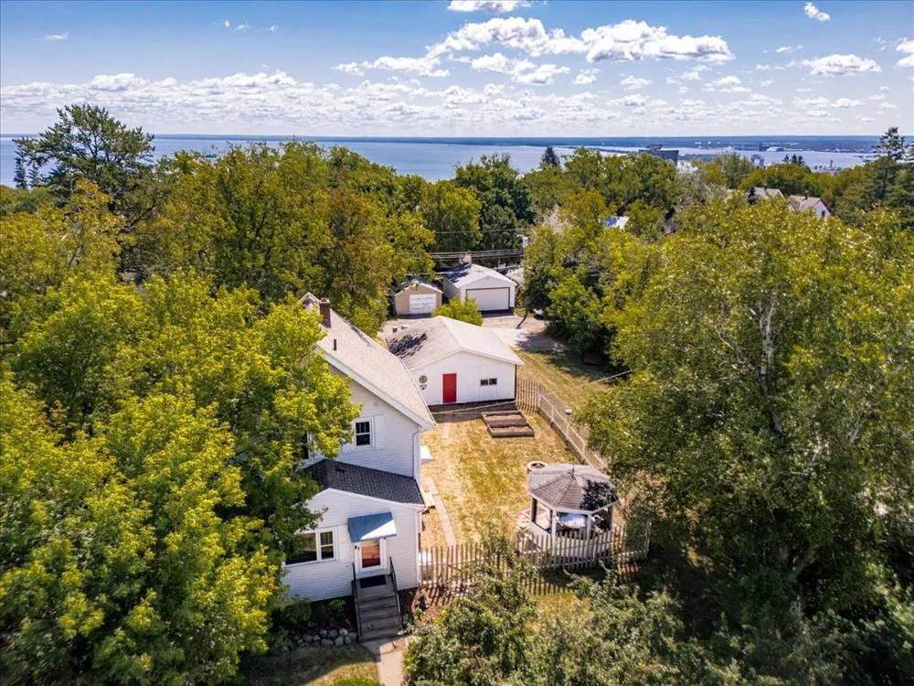 824 E 11th Street Duluth, MN 55805
