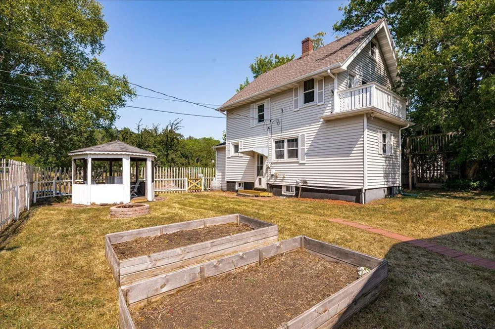 824 E 11th Street Duluth, MN 55805