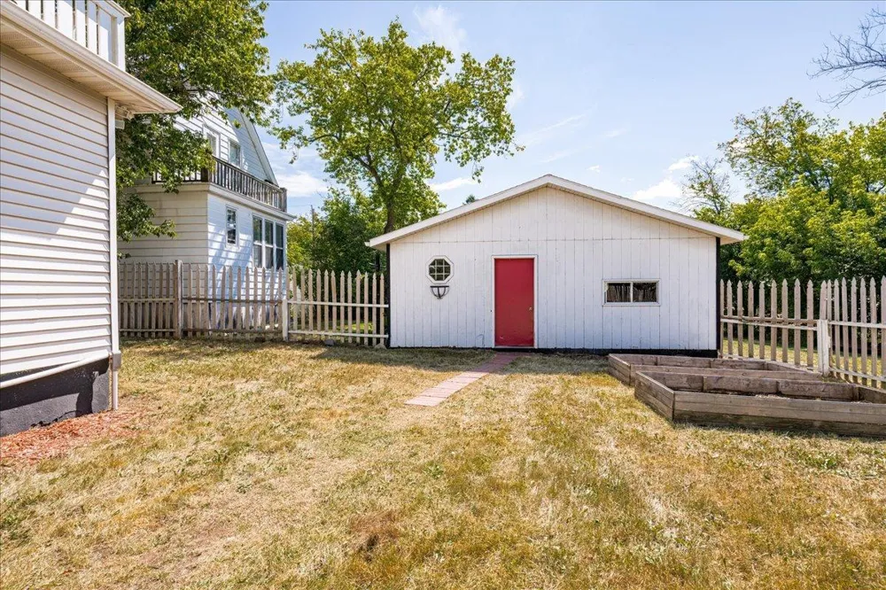 824 E 11th Street Duluth, MN 55805