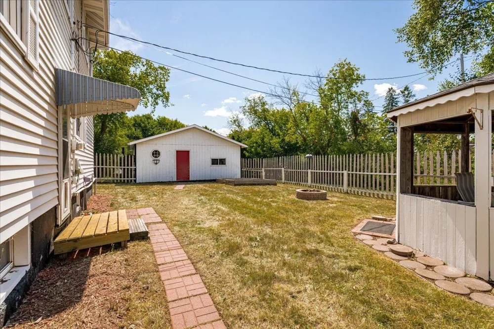 824 E 11th Street Duluth, MN 55805