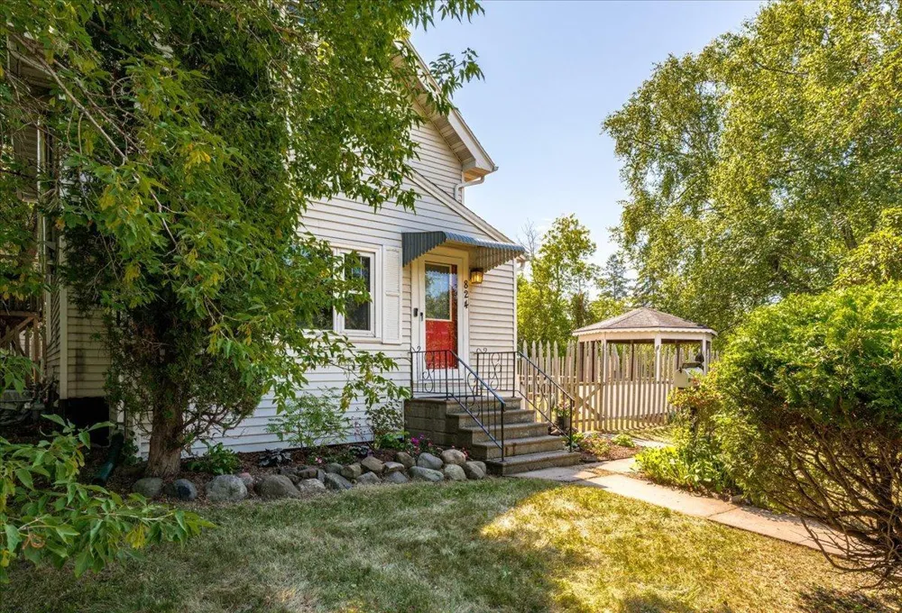 824 E 11th Street Duluth, MN 55805