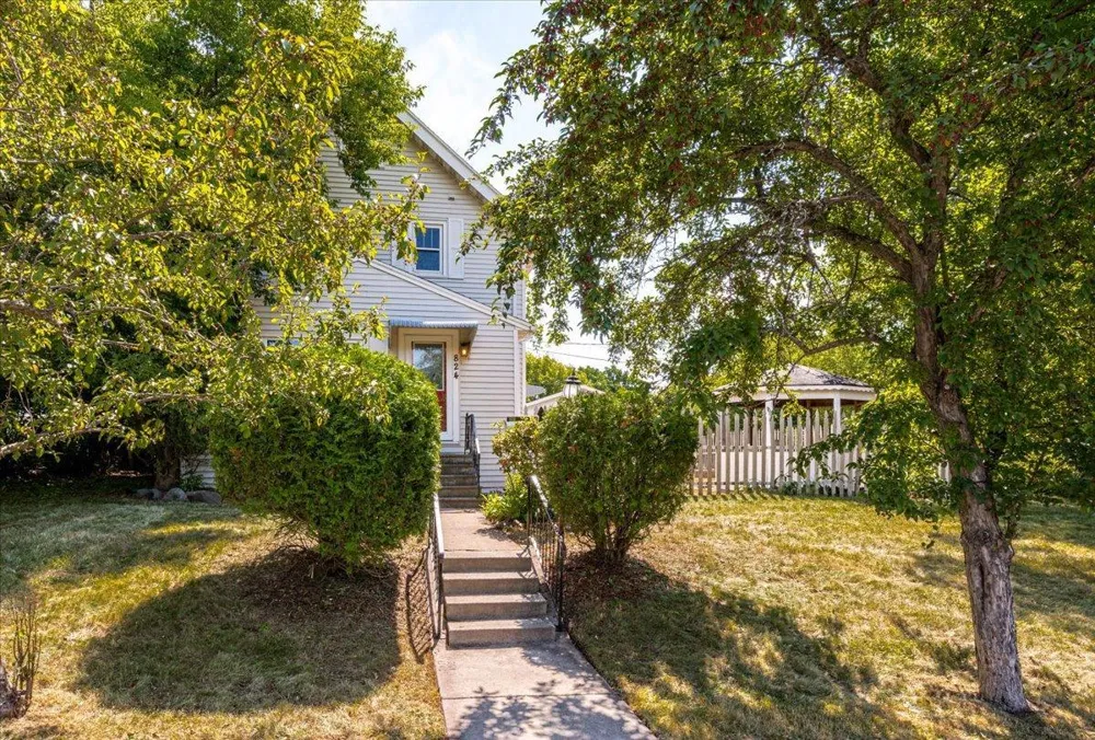 824 E 11th Street Duluth, MN 55805