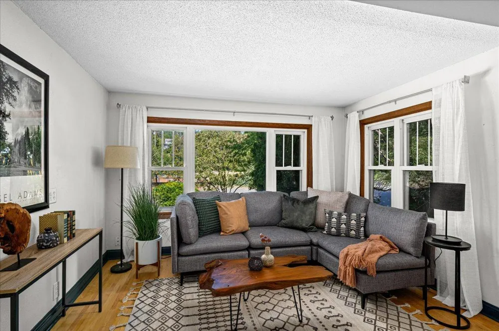824 E 11th Street Duluth, MN 55805