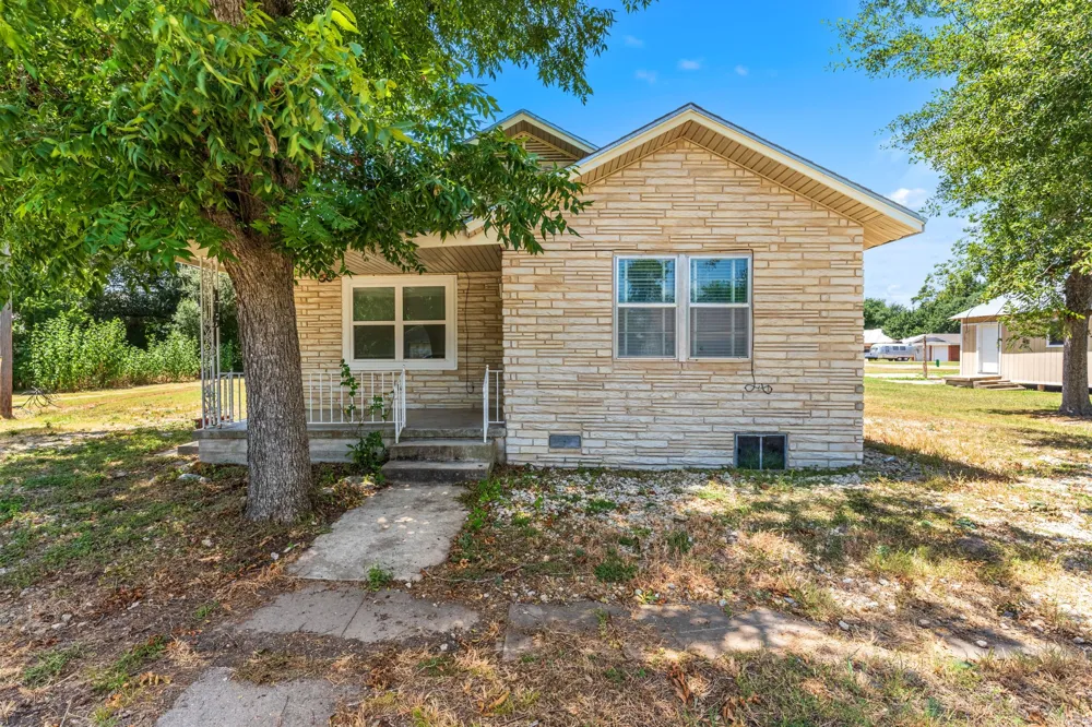 115 College Rosebud, TX 76570