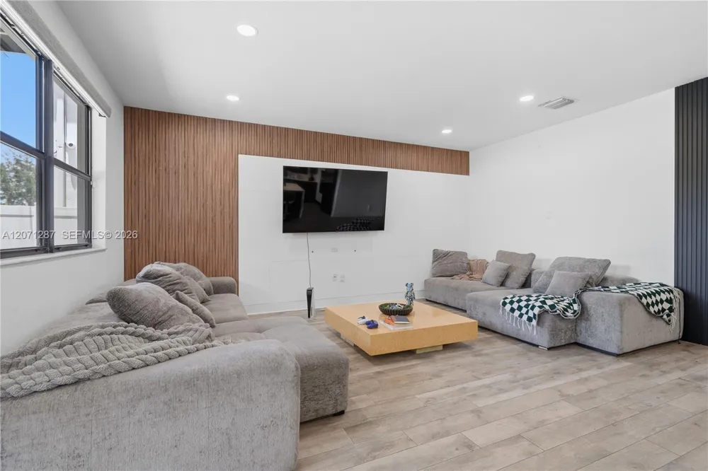 9400 W 35th Ln Hialeah, FL 33018