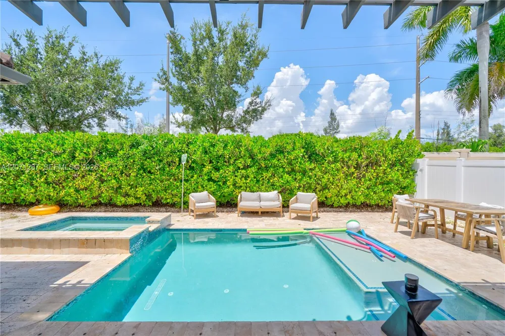 9400 W 35th Ln Hialeah, FL 33018