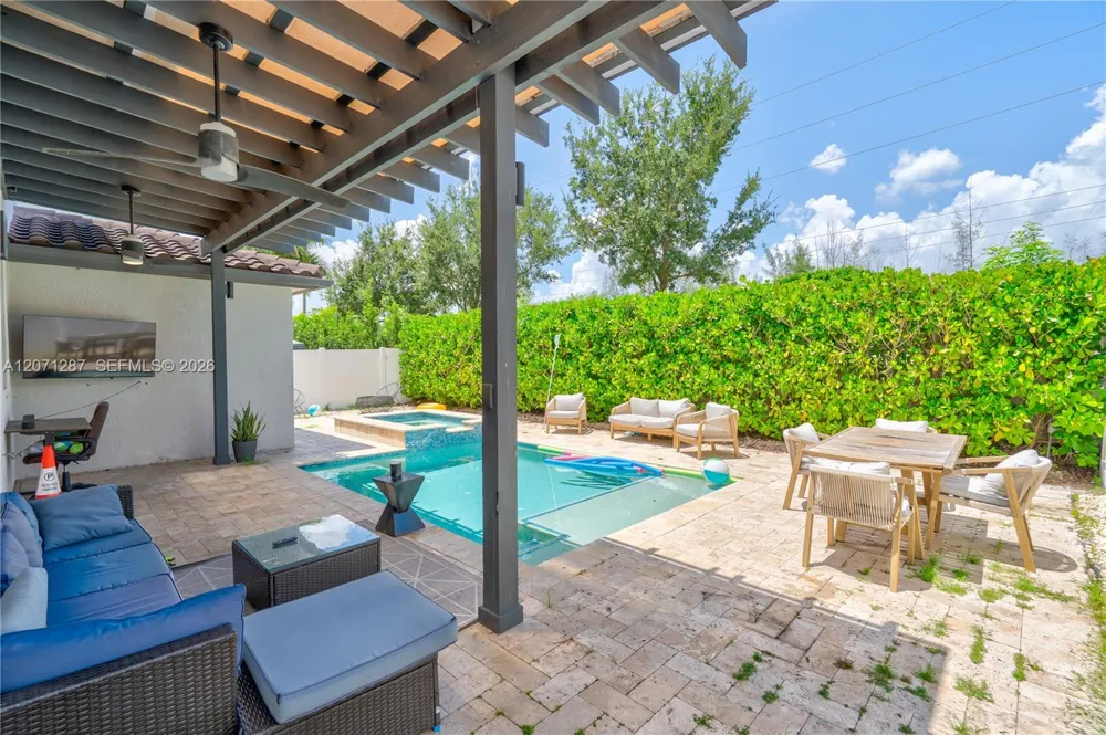9400 W 35th Ln Hialeah, FL 33018