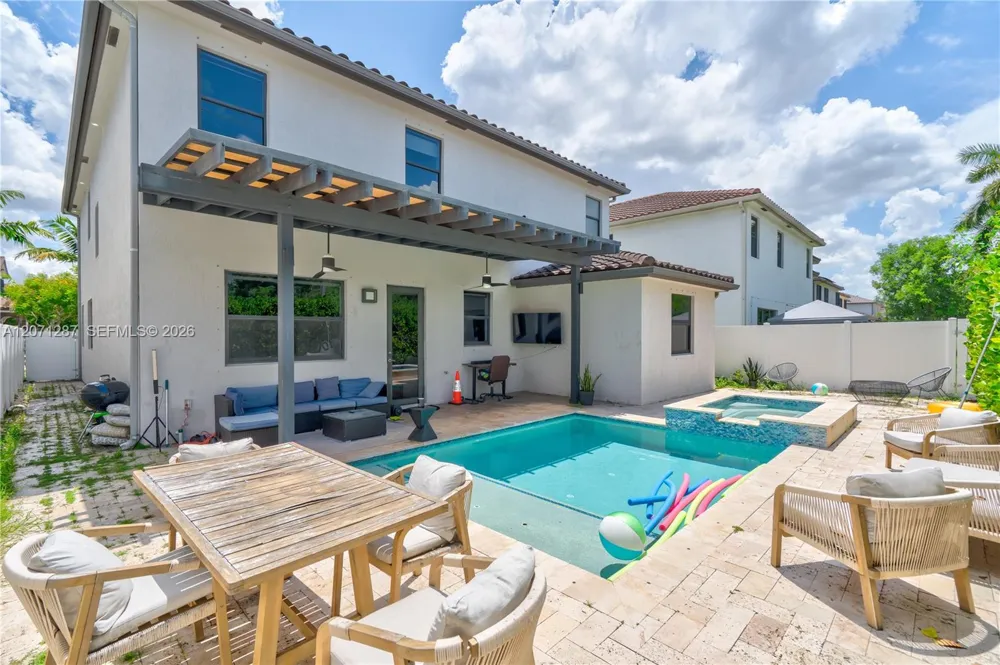 9400 W 35th Ln Hialeah, FL 33018
