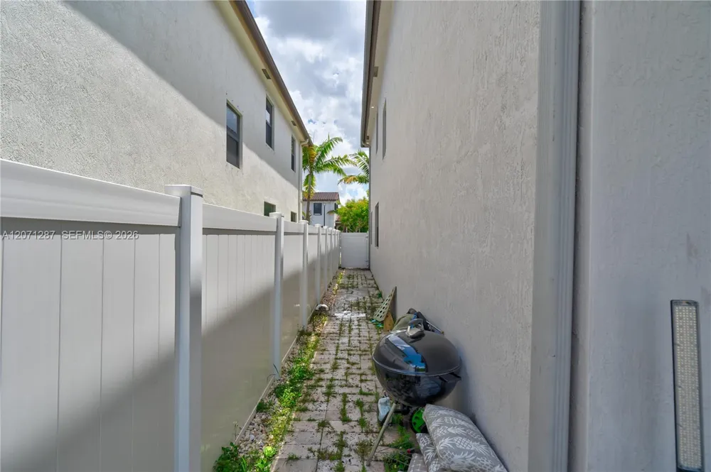 9400 W 35th Ln Hialeah, FL 33018