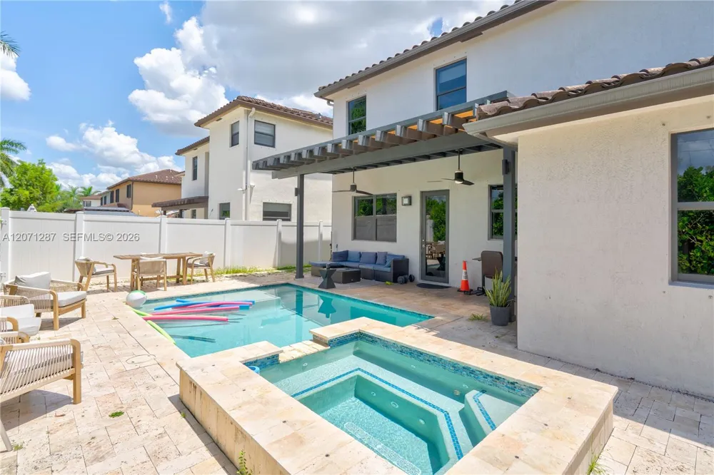 9400 W 35th Ln Hialeah, FL 33018