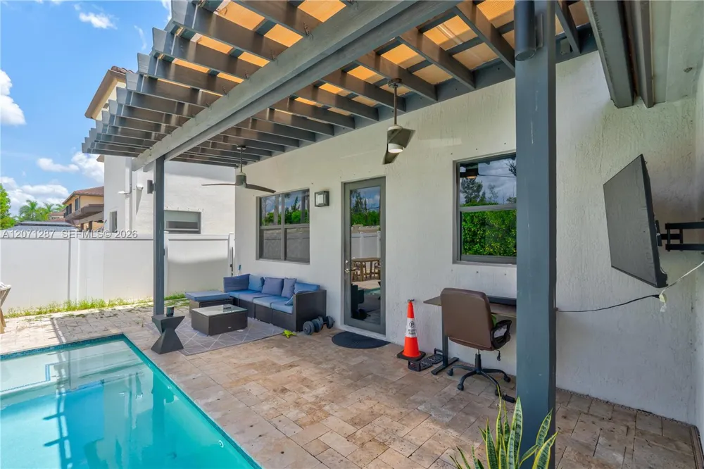 9400 W 35th Ln Hialeah, FL 33018
