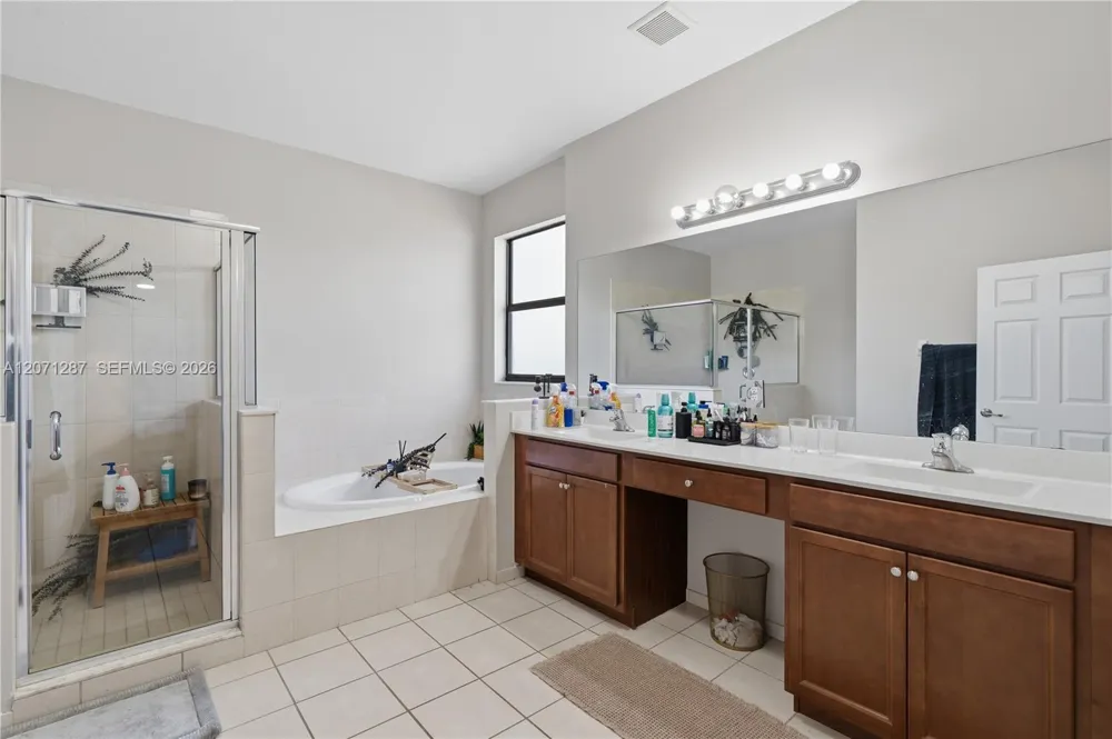 9400 W 35th Ln Hialeah, FL 33018
