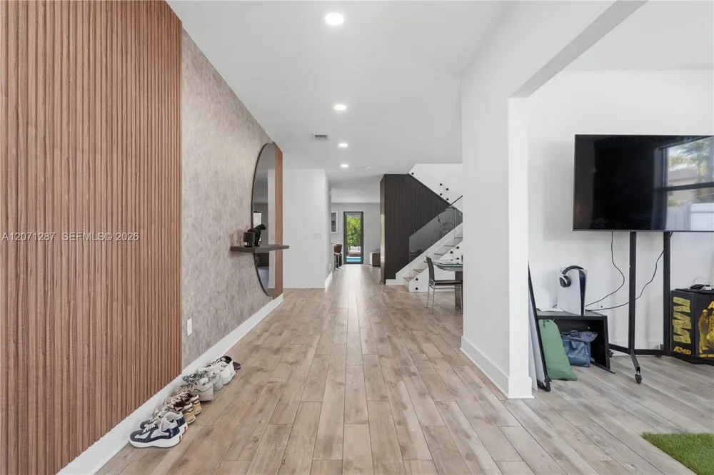 9400 W 35th Ln Hialeah, FL 33018