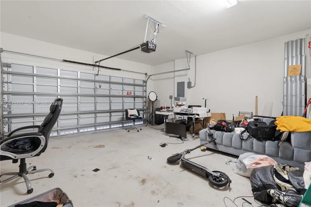 9400 W 35th Ln Hialeah, FL 33018