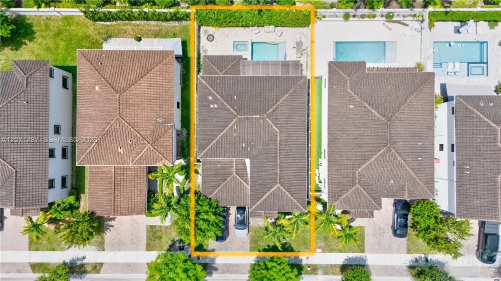 9400 W 35th Ln Hialeah, FL 33018