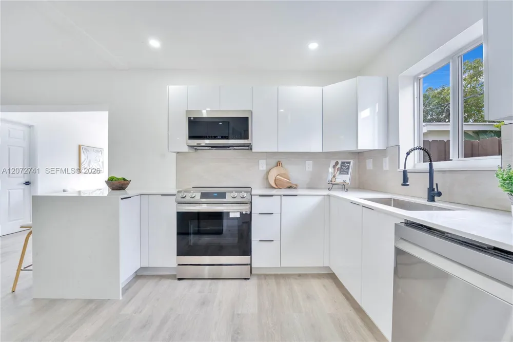 40 SE 3RD TERR Dania Beach, FL 33004