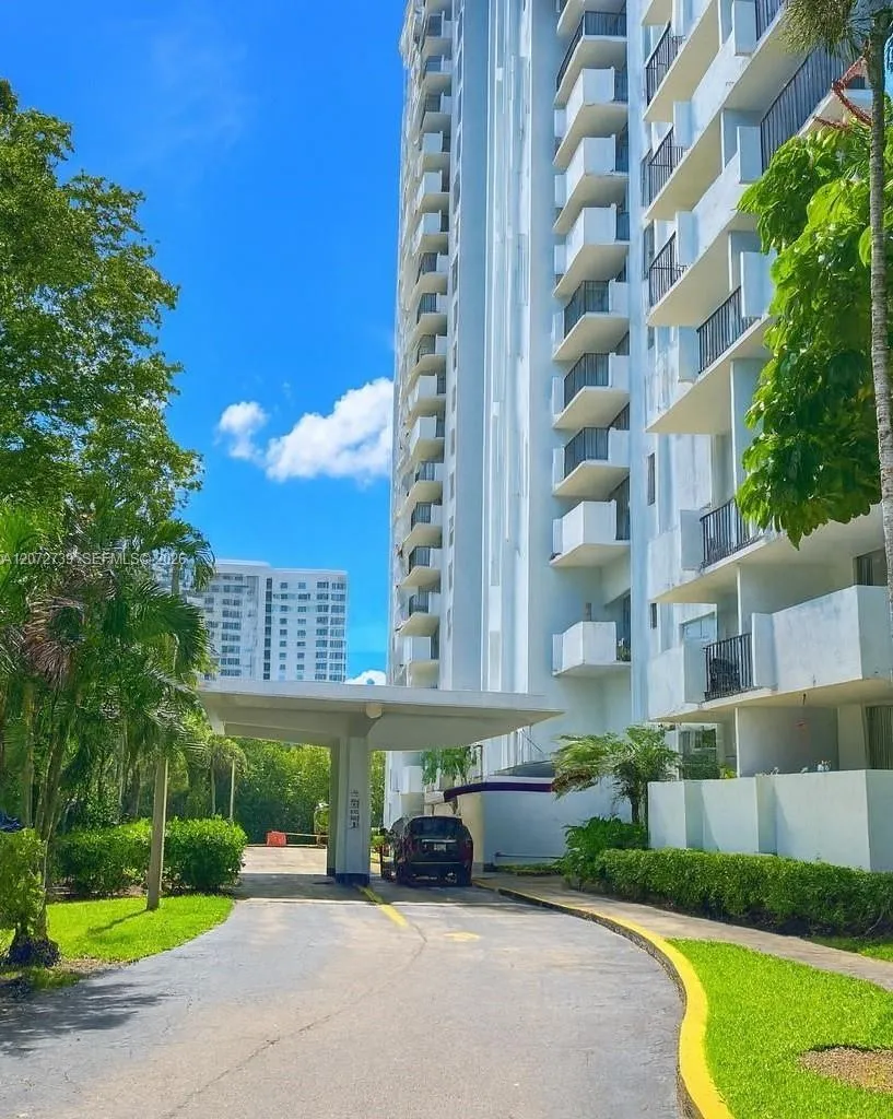 2780 NE 183rd St #717 Aventura, FL 33160