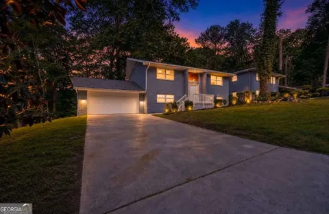 495 Larchmont CIR NW