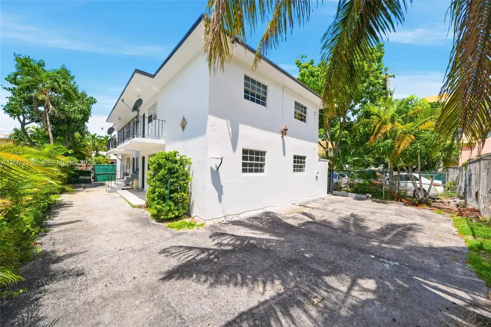 219 NW 10th Ave #APT #4 Miami, FL 33128