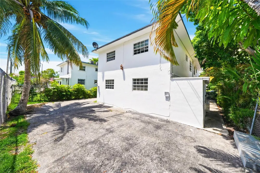219 NW 10th Ave #APT #4 Miami, FL 33128