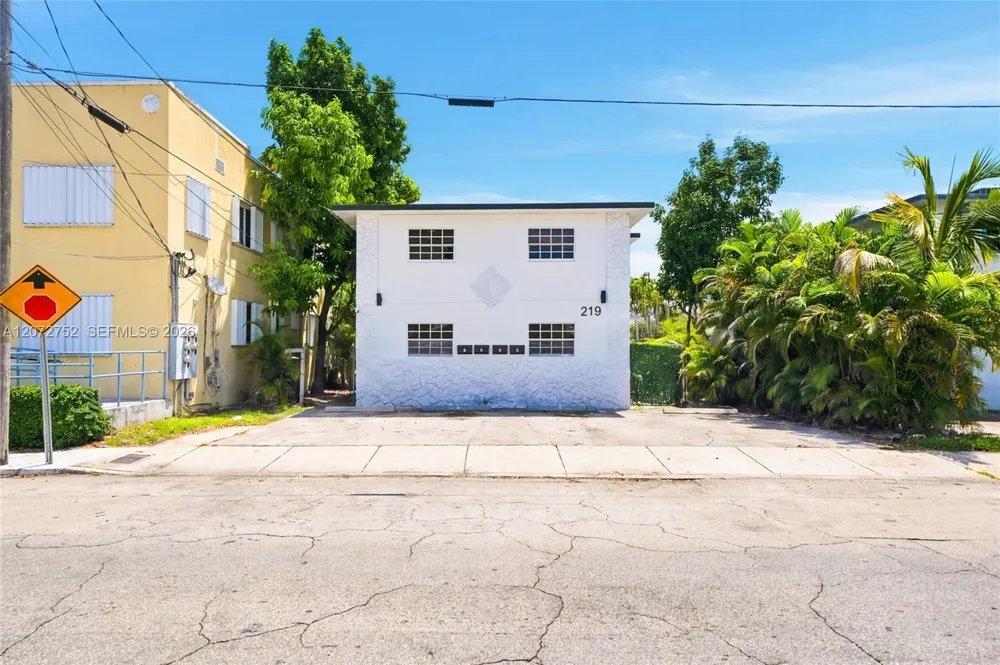 219 NW 10th Ave #APT #4 Miami, FL 33128
