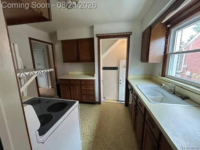 9976 Quandt Avenue Allen Park City, MI 48101