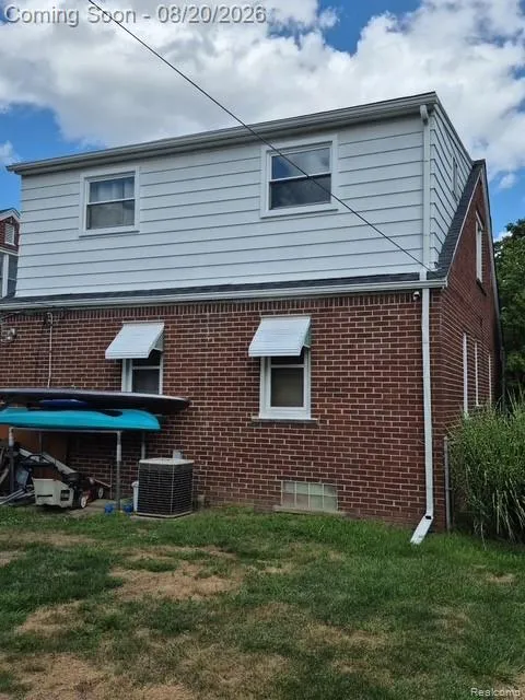 9976 Quandt Avenue Allen Park City, MI 48101