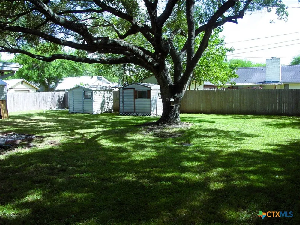 406 Sherwood Drive Victoria, TX 77901