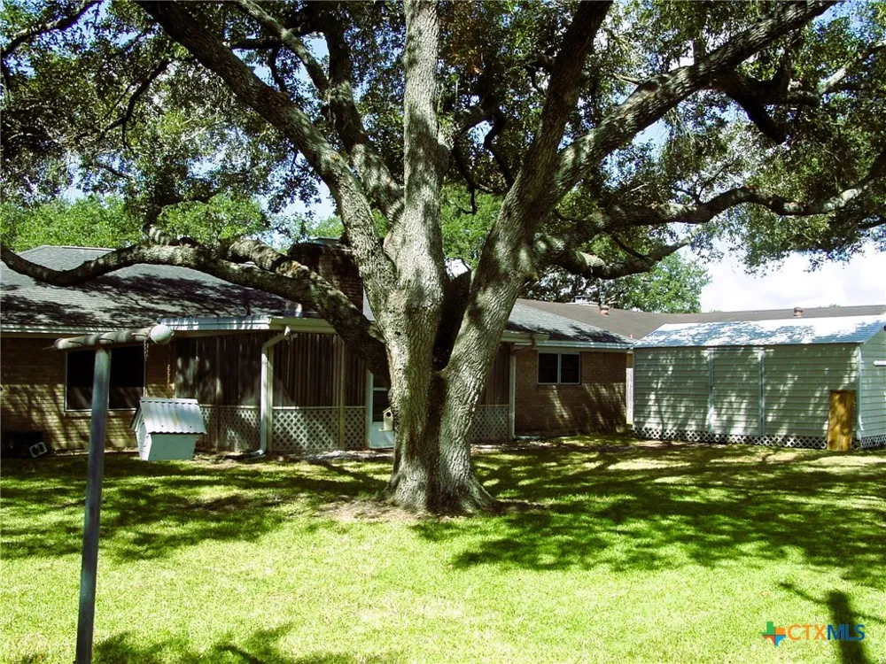 406 Sherwood Drive Victoria, TX 77901
