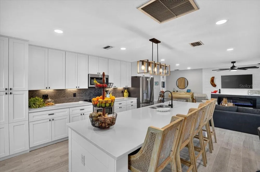 7204 13TH AVENUE W Bradenton, FL 34209