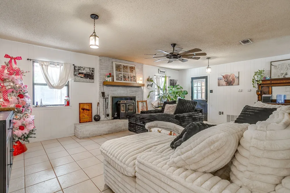 1377 E Gibtown Road Poolville, TX 76487