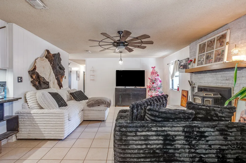 1377 E Gibtown Road Poolville, TX 76487
