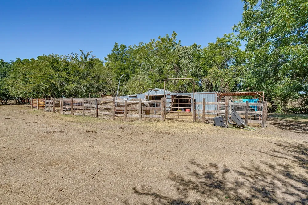 1377 E Gibtown Road Poolville, TX 76487