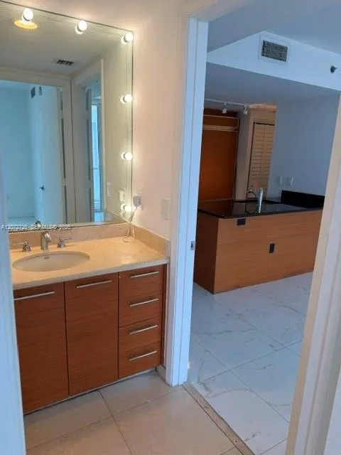 50 W Biscayne Blvd #3907 Miami, FL 33132
