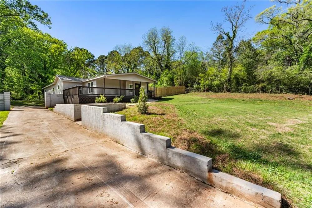 8859 Thomas Road Jonesboro, GA 30238