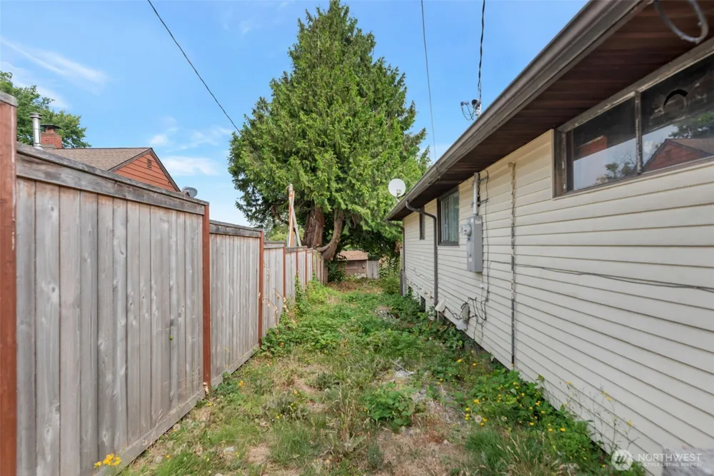 2202 S 120 STREET Burien, WA 98168