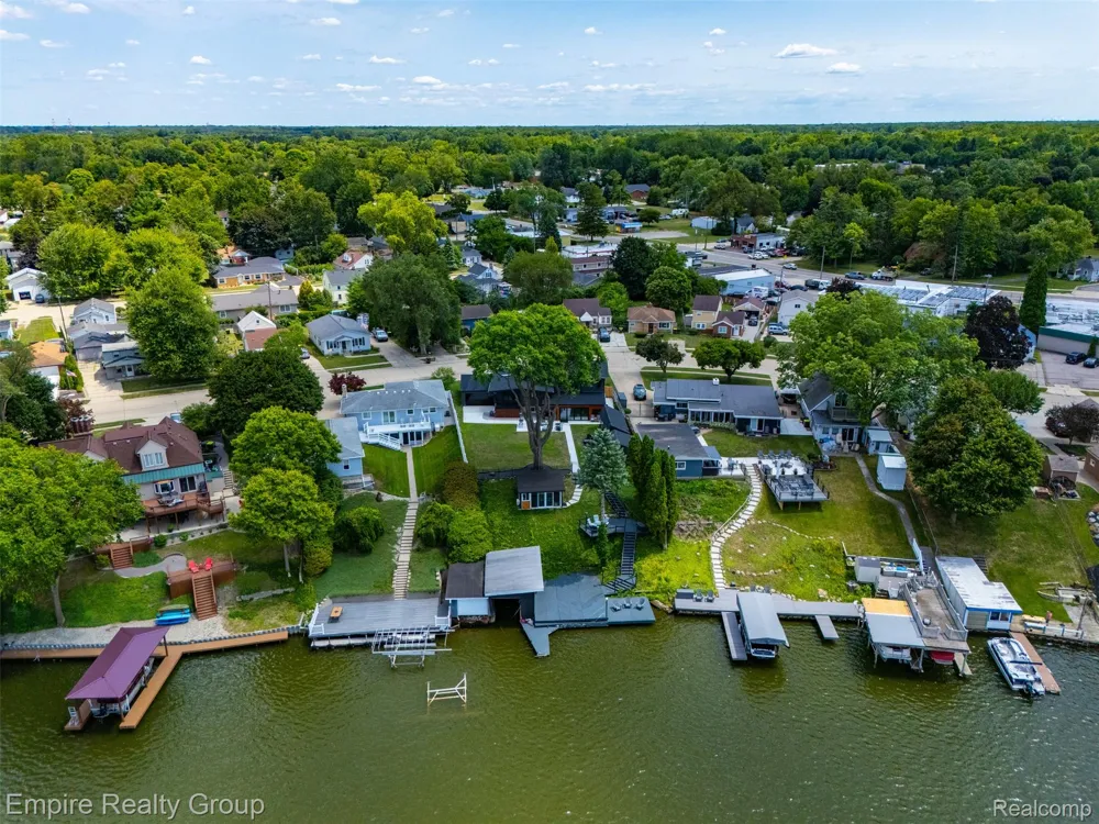 53 Potter Drive Belleville City, MI 48111