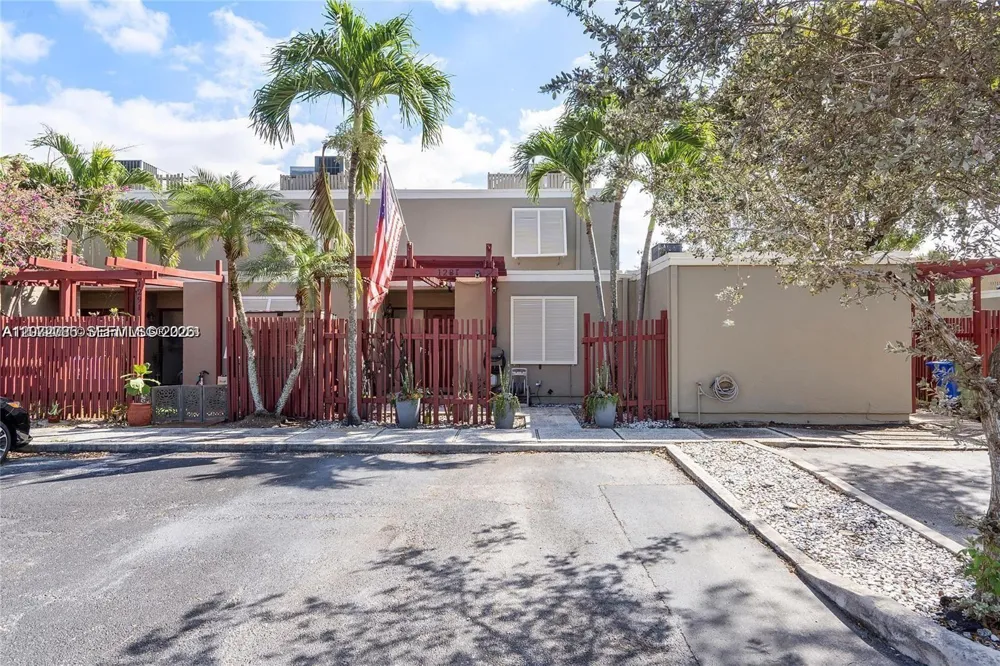 1281 W Fairway Rd #1281 Pembroke Pines, FL 33026