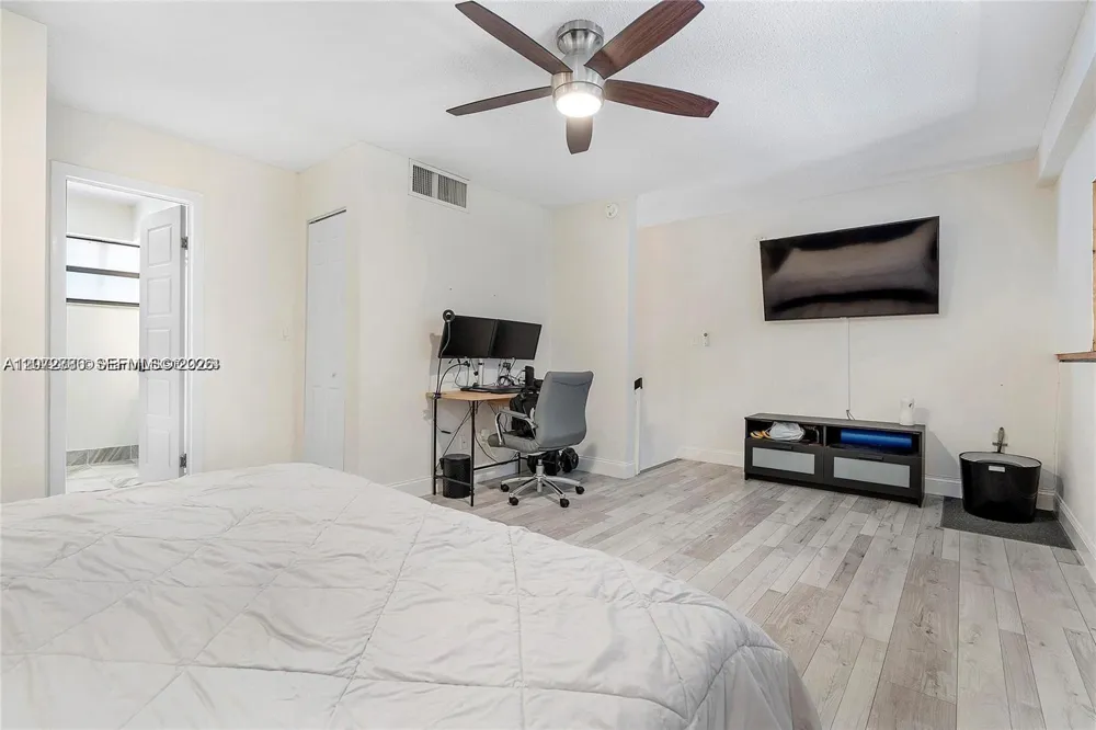 1281 W Fairway Rd #1281 Pembroke Pines, FL 33026
