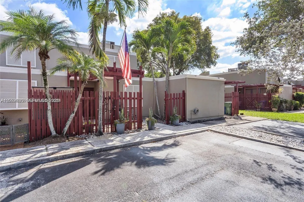 1281 W Fairway Rd #1281 Pembroke Pines, FL 33026
